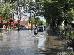 Surabaya Dilanda Banjir Hingga Siang