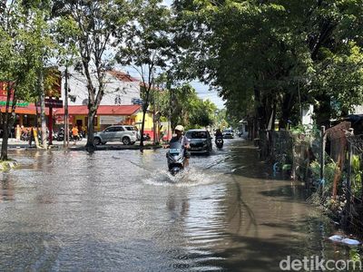 Surabaya Dilanda Banjir Hingga Siang