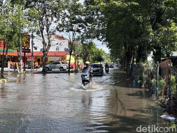 Surabaya Dilanda Banjir Hingga Siang