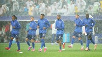 Hujan Petir Mencekam Bikin Prancis Vs Irak Ditunda 2 Jam Lebih!