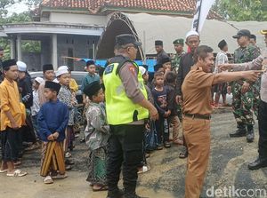 Prabowo Kunker ke Sampang, Warga Antusias Menyambut di Pinggir Jalan