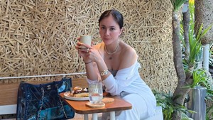 8 Potret Wulan Guritno Liburan ke Bali Bareng 3 Anak, Tampil Bak ABG