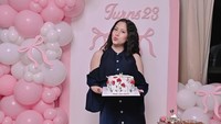 8 Potret Adhisty Zara Rayakan Ultah ke-23, Baby Bump Curi Atensi