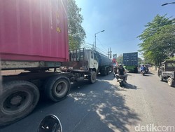 Sederet Fakta Antrean Panjang Truk Cari Solar Bikin Repot Pengendara Lain