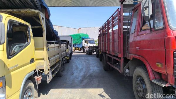 Truk-truk Antre Isi Solar di Beberapa SPBU Kota Surabaya