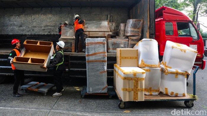 Aset Hotel Sultan Mulai Dipindahkan Pekerja memindahkan beragam peralatan dari eks Hotel Sultan ke dalam truk nan berjalan di area Gelora Bung Karno (GBK), Senayan, Jakarta, Rabu (24/6/2026).
Proses pemindahan dilakukan sebagai bagian dari pengosongan aset nan tetap berada di dalam gedung hotel tersebut.