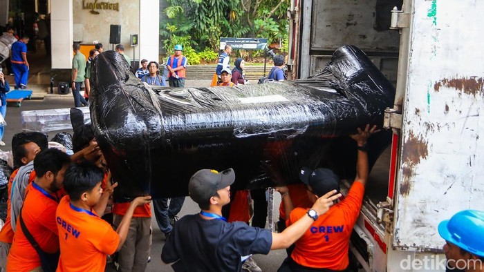 Aset Hotel Sultan Mulai Dipindahkan Pekerja memindahkan beragam peralatan dari eks Hotel Sultan ke dalam truk nan berjalan di area Gelora Bung Karno (GBK), Senayan, Jakarta, Rabu (24/6/2026).
Proses pemindahan dilakukan sebagai bagian dari pengosongan aset nan tetap berada di dalam gedung hotel tersebut.