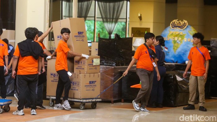 Aset Hotel Sultan Mulai Dipindahkan Pekerja memindahkan beragam peralatan dari eks Hotel Sultan ke dalam truk nan berjalan di area Gelora Bung Karno (GBK), Senayan, Jakarta, Rabu (24/6/2026).
Proses pemindahan dilakukan sebagai bagian dari pengosongan aset nan tetap berada di dalam gedung hotel tersebut.
