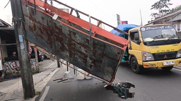 Bak Truk Nyangkut Kabel Listrik di Ciputat, Lalin Macet