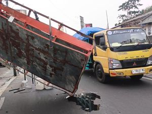 Bak Truk Nyangkut Kabel Listrik di Ciputat, Lalin Macet