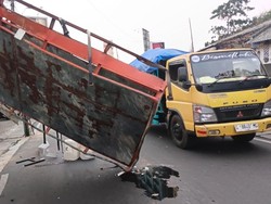 Bak Truk Nyangkut Kabel Listrik di Ciputat, Lalin Macet