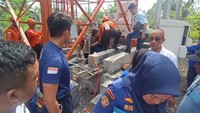 Pria di Lampung Naik Tower 52 Meter, Mau Turun Usai Dibujuk Istri Pakai HT
