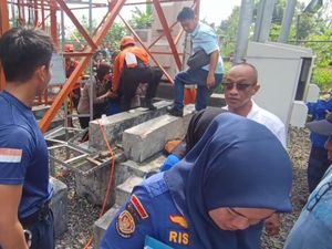 Pria di Lampung Naik Tower 52 Meter, Mau Turun Usai Dibujuk Istri Pakai HT