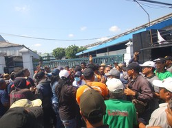 Demo Buruh Pabrik Kertas di Mojokerto Diwarnai Kericuhan