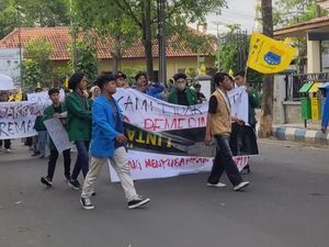 Massa Mahasiswa Tulungagung Demo Soal MBG-Pemadaman Listrik Bergilir