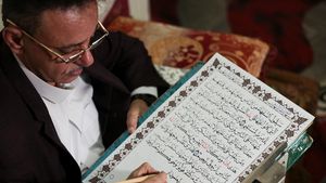Di Era Digital, Kaligrafer Yaman Setia Menulis Al-Quran dengan Tangan
