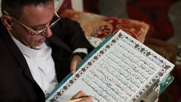 Di Era Digital, Kaligrafer Yaman Setia Menulis Al-Quran dengan Tangan