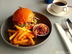 Mencicipi Double Smash Burger Andalan Four Star by Trans Hotel Denpasar