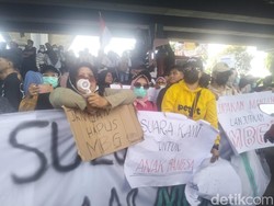 Emak-emak di Makassar Demo Dukung Program MBG Tetap Dilanjutkan