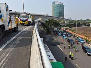 Truk Terbalik di Layang Tomang Sudah Dievakuasi, Gerbang Tol Dibuka Lagi