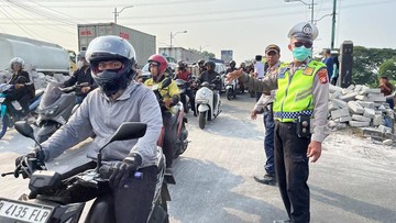 Evakuasi Truk Terguling di BKT Cakung Selesai, Lalu Lintas Kembali Normal