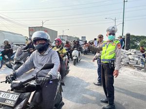 Evakuasi Truk Terguling di BKT Cakung Selesai, Lalu Lintas Kembali Normal