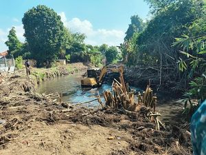 Kerap Bikin Banjir, Sungai Candigara di Klungkung Mulai Dikeruk