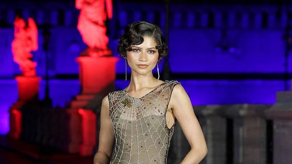 Foto: Zendaya Pakai Gaun Vintage Armani Jaring Laba-laba di Premier Spider-Man
