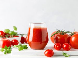 3 Minuman Merah yang Bantu Menjaga Tekanan Darah Tetap Stabil