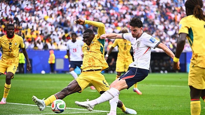 23 June 2026, USA, Foxborough: Soccer, Men, 2026 World Cup, England vs. Ghana, Group Stage, Group L, Matchday 2, Boston Stadium, Jonas Adjetey (left, Ghana) in a tackle with Declan Rice (England). PLEASE NOTE: In accordance with FIFA regulations, the