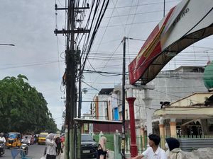 Keluhkan Kabel Semrawut di Jalan Williem Iskandar, Warga: Sering Nyangkut