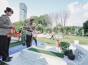 Polda Jatim Ziarah dan Tabur Bunga Jelang Hari Bhayangkara ke-80