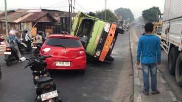 Tabrakan Truk Vs Mobil di Jembatan BKT Cakung, Lalin Arah Pulogadung Macet