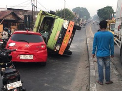 Tabrakan Truk Vs Mobil di Jembatan BKT Cakung, Lalin Arah Pulogadung Macet