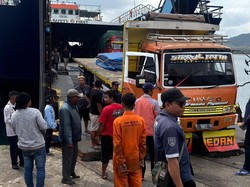 Truk Seruduk Truk Saat Antre Masuk Kapal di Gilimanuk