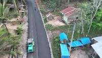 Warga Sipiongot Senang karena Jalan Diaspal Setelah Puluhan Tahun