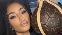 Kim Kardashian Pamer Tas Louis Vuitton Langka Berbentuk Bola Edisi Piala Dunia