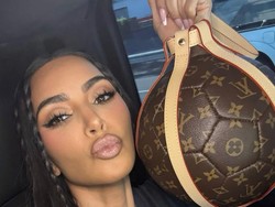 Kim Kardashian Pamer Tas Louis Vuitton Langka Berbentuk Bola Edisi Piala Dunia