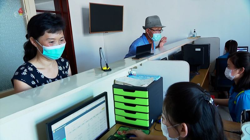 Pengguna kudu mengunjungi salah satu jaringan ratusan 'Pusat Pertukaran IT' nan tersebar di seluruh negeri. Ini merupakan tempat aplikasi dan konten baru dapat ditransfer ke ponsel.
