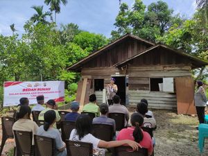 Polda Riau Bedah Rumah Warga di Pekanbaru Sambut Hari Bhayangkara ke-80