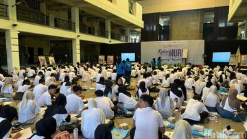Universitas Trilogi Gelar Pemecahan Rekor MURI Bikin Sketsa Soeharto Terbanyak