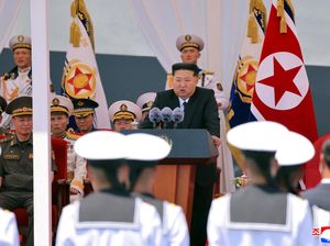 Kim Jong Un Pasang Senjata Nuklir AL Korut, Mau Bangun Kapal Perang 10.000 Ton