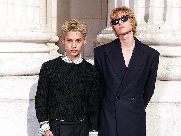 Martin & James CORTIS Debut di Paris Fashion Week, Hadiri Show Saint Laurent