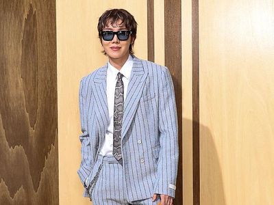 Adu Gaya BA Louis Vuitton: Gong Yoo Hingga J-Hope BTS di Paris Fashion Week