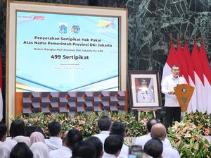 HUT DKI Jakarta, BPN Serahkan 499 Sertifikat Hak Pakai ke Pramono Anung