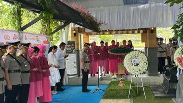 Polri Ziarah ke Makam Hoegeng Jelang Hari Bhayangkara Ke-80