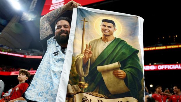 Soccer Football - FIFA World Cup 2026 - Group K - Portugal v Uzbekistan - Houston Stadium, Houston, Texas, U.S. - June 23, 2026 A Portugal fan displays a banner picturing Cristiano Ronaldo inside the stadium before the match REUTERS/Pedro Nunes     TPX IMAGES OF THE DAY