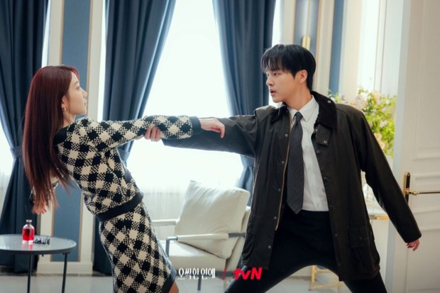 Potret Park Eun Bin dan Yang Se Jong dalam drama 'Spooky in Love'/ Foto: instagram.com/tvn_drama Potret awal pertemuan Park Eun Bin dan Yang Se Jong dalam drama 'Spooky in Love'.