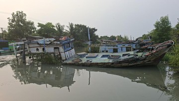 Puluhan Bangkai Kapal Teronggok di Karangantu hingga Nyaris Tenggelam