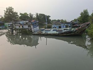 Puluhan Bangkai Kapal Teronggok di Karangantu hingga Nyaris Tenggelam